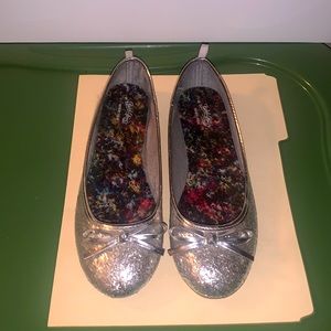 Girls’ size 5 Silver Glitter Memory Foam shoes with bows.
